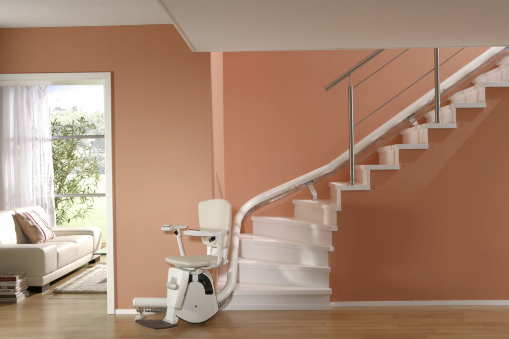 Tips For Buying A Curved Lift For Elders To Enhance Their Safe Mobility