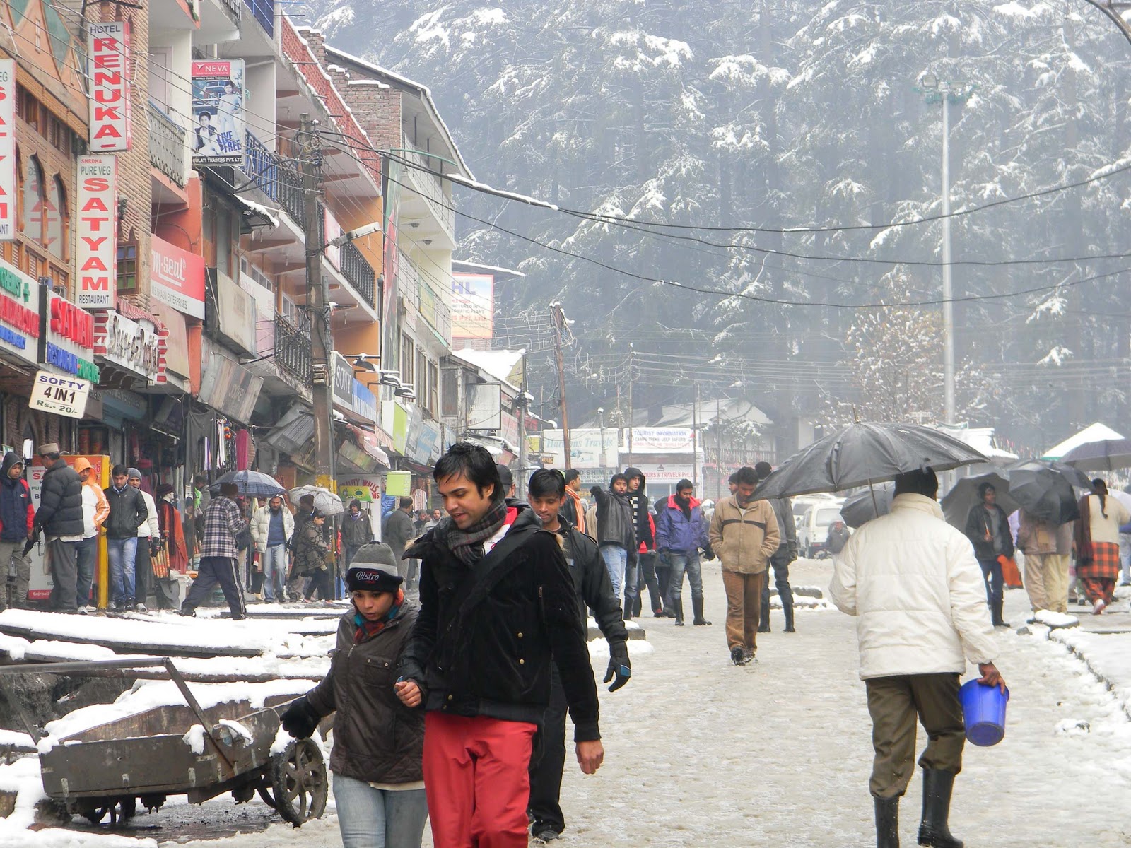 This Is The Perfect Time To Be In Manali To Witness The Snow and Sunshine Together