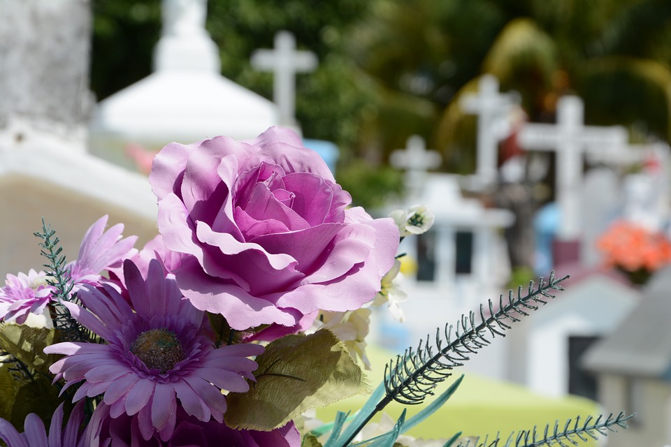 How Can You Help A Grieving Person At The Funeral