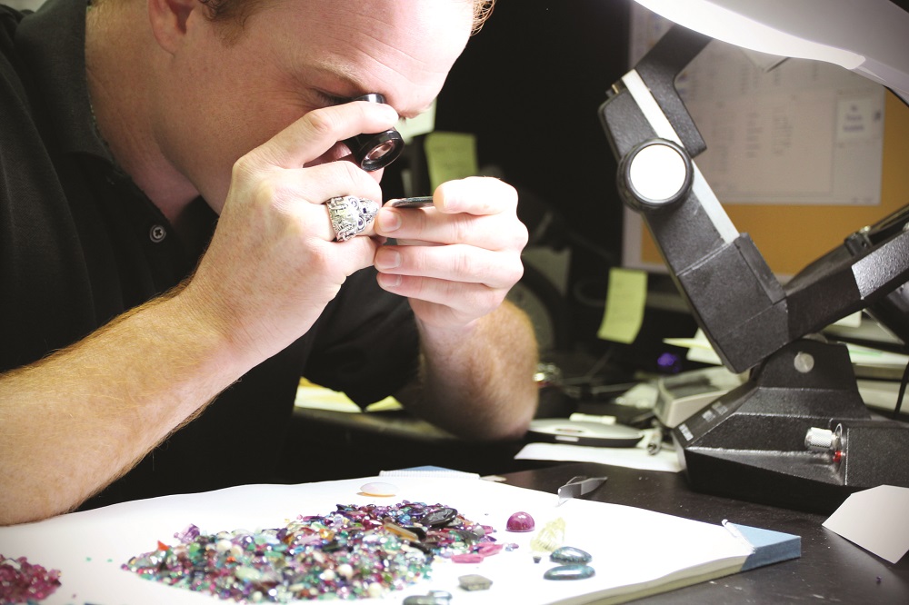 Know How To Differentiate Between Real and Fake Diamonds by Rick Casper Diamond