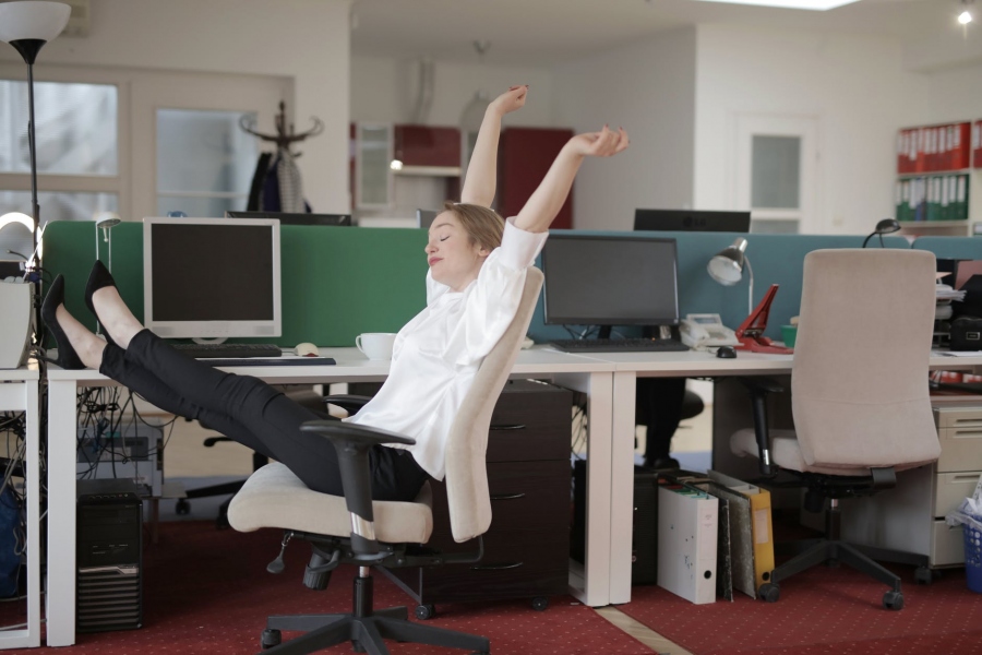 6 Reasons Why Stretching During Work Can Increase Your Mood